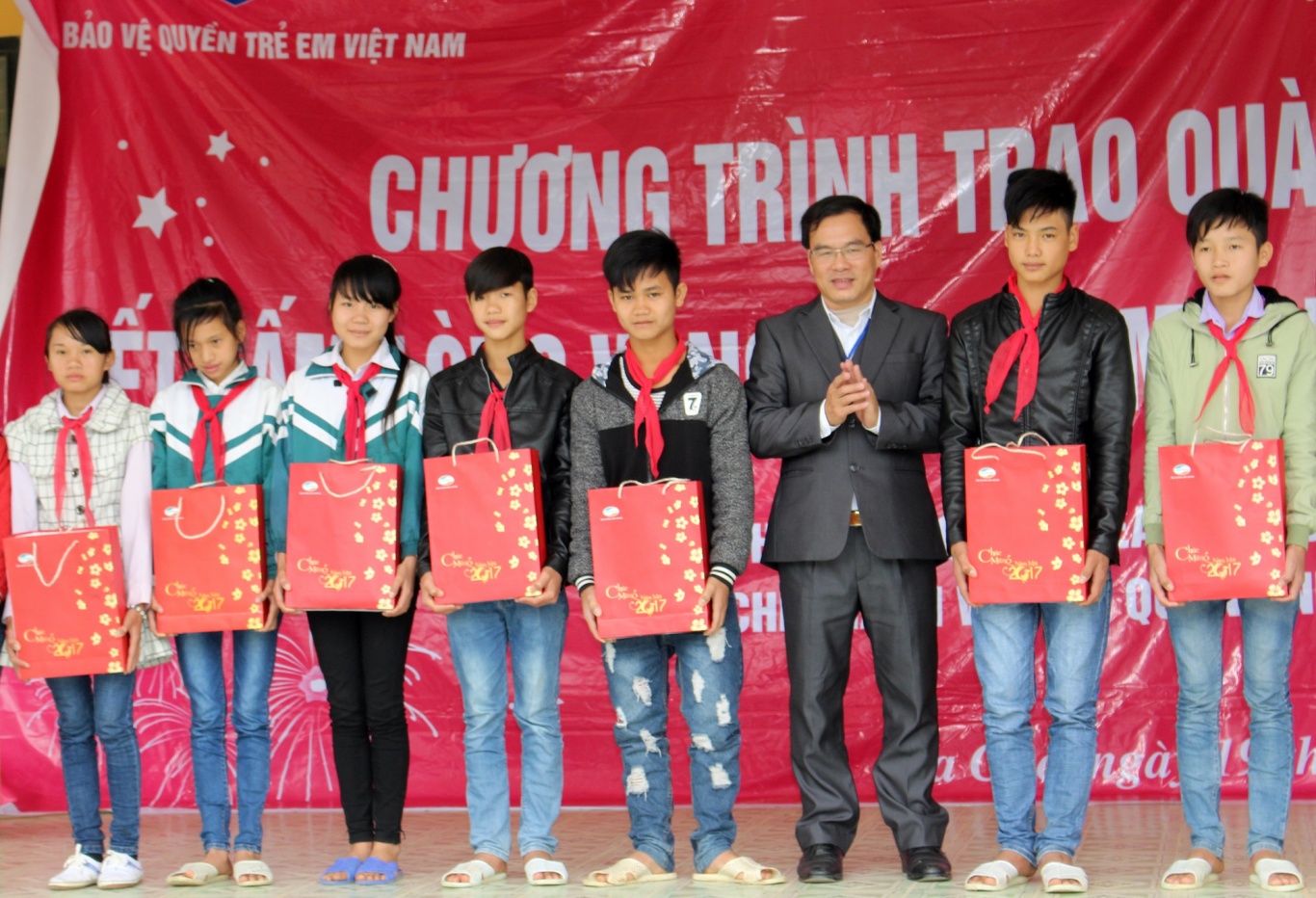 Chương trình trao quà Tết cho học sinh nghèo ở Ba Chẽ - Chi hội Bảo vệ Quyền trẻ em Korean Hạ Long
